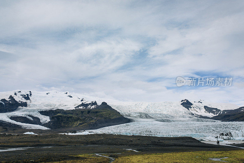 两个人探索在冰岛的荒野和偏远的地方，Fjallsjökull, Asturland，冰岛，欧洲